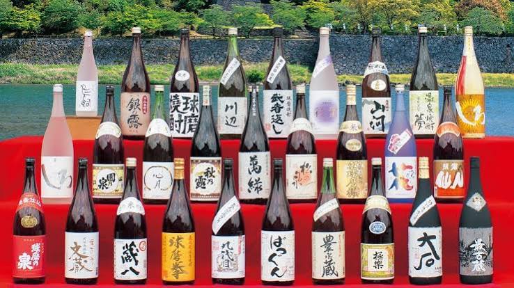 球磨焼酎のボトルが並ぶカウンター