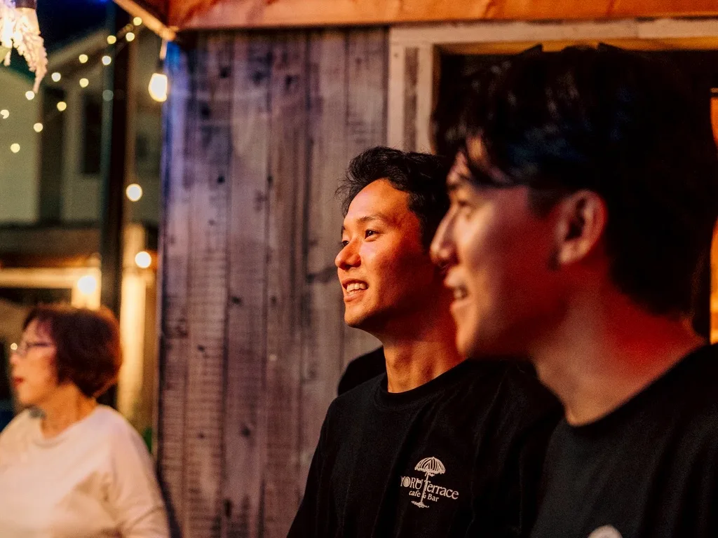 YORU terrace の灯りの下で笑うスタッフ