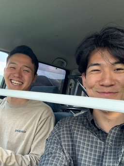 人吉へ向かう車内の2人