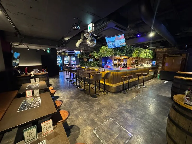 会場の店内。カウンターとダーツ、ミラーボール